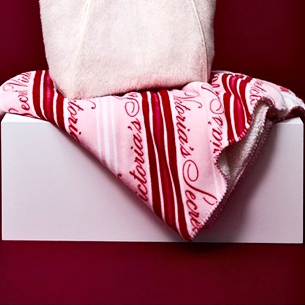 VICTORIA'S SECRET Pink and White Cozy Plush Blanket